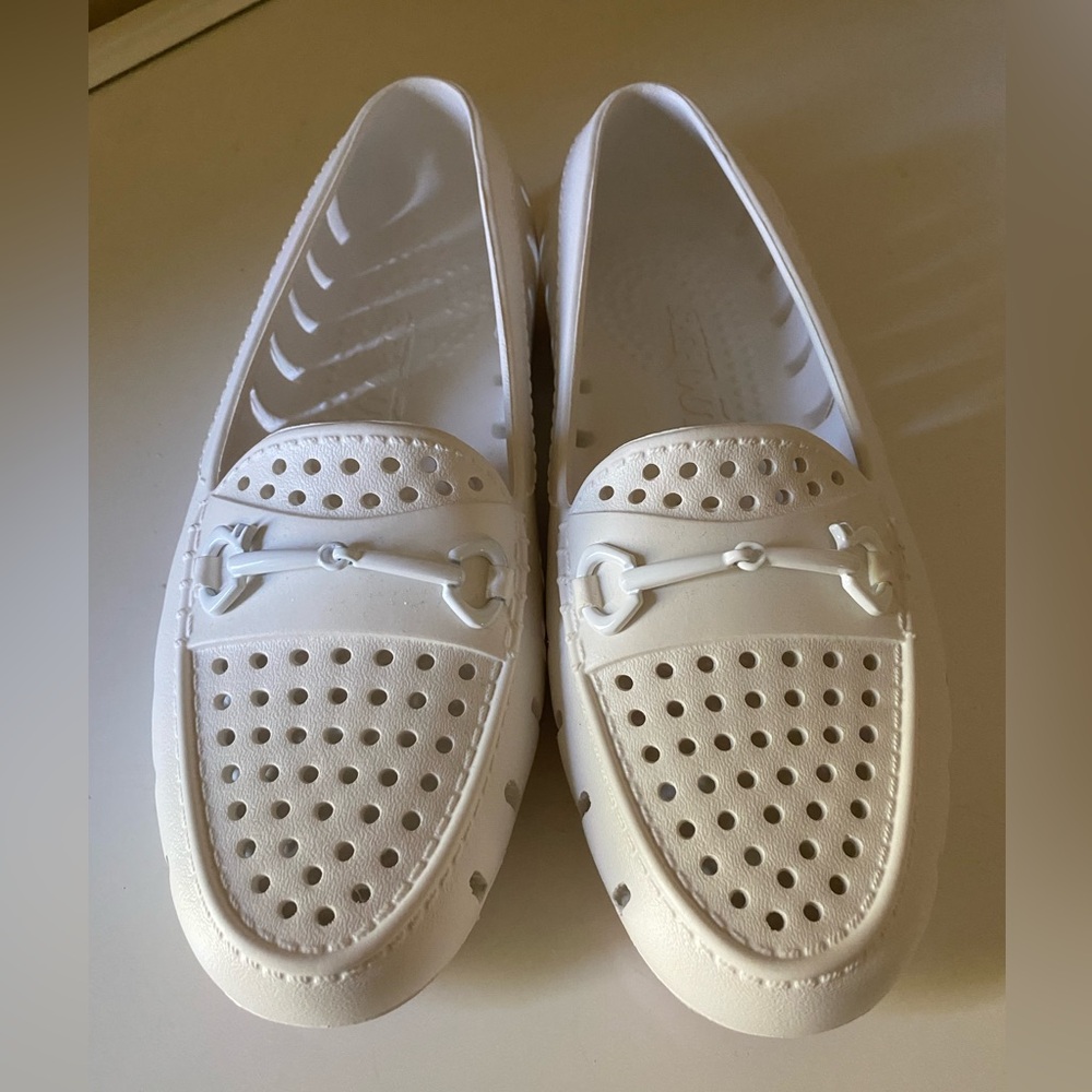Women’s Floafers/Loafers waterproof deck shoe white/pink sole Size 6 Brand new